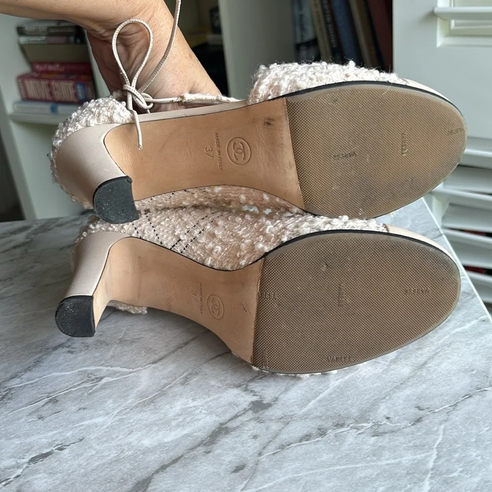 EUC Chanel Cream Tweed d’orsay 3.5” heel 2021 logo on leather toe z37 - Picture 6 of 8
